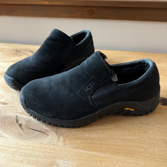 UGG AUSTRALIA SLIP ON MOC SHOES MEN 9 BLACK SUEDE SHEEPSKIN LOAFER CASUAL PREPPY - Picture 1 of 12